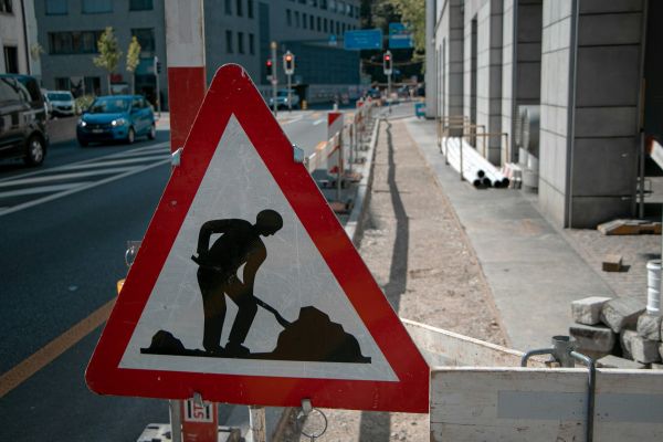 Normes essentielles et mentions pour panneaux de chantier